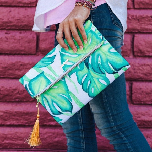 Pura Vida Handbags - 🌺NWT Pura Vida Large Palm Clutch🌺